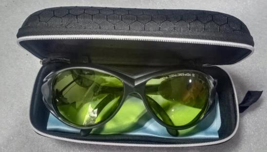 آلة تنظيف ليزر الألياف للحقائب 200 و 300 و آلة إزالة الصدأ 7